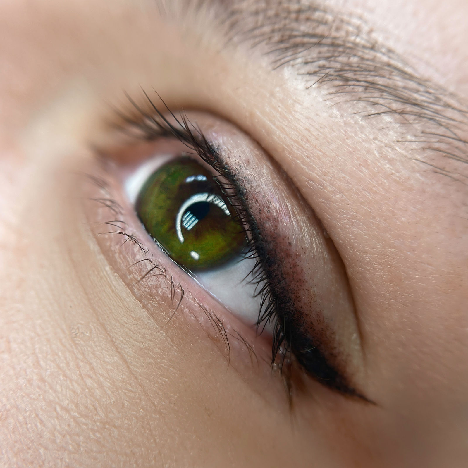 Permanent Eyeliner für betonte, typgerechte Augen.